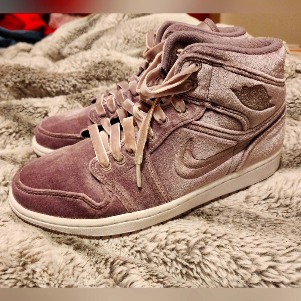 Nike Air Jordan 1 Mid SE Purple Velvet, New!